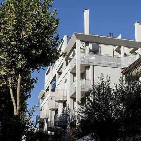 Azzurra شقة فندقية 4*