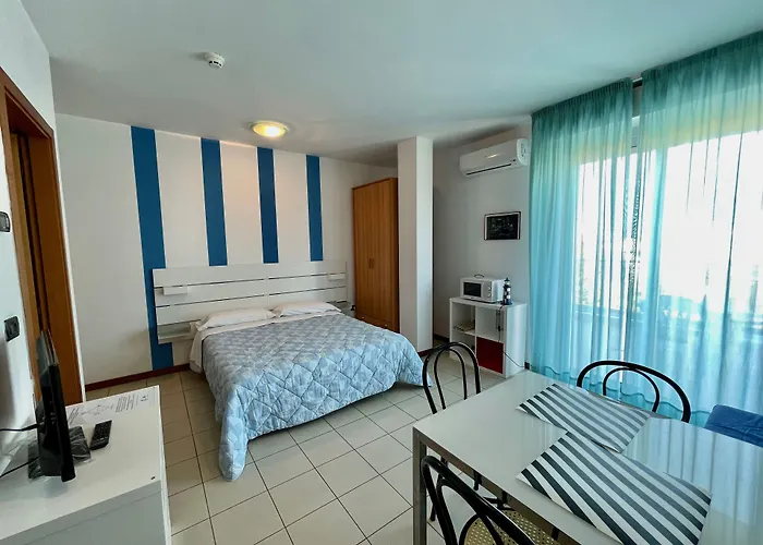 Azzurra 4*